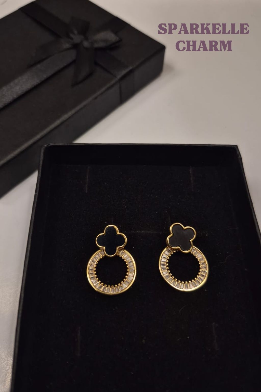 Black Shiny flower clover